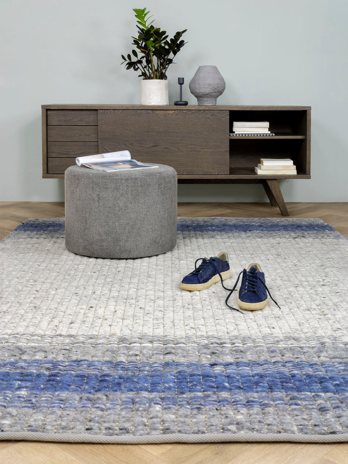 Structuur vloerkleed MOMO Rugs Varenna Blue – leveranciersfoto