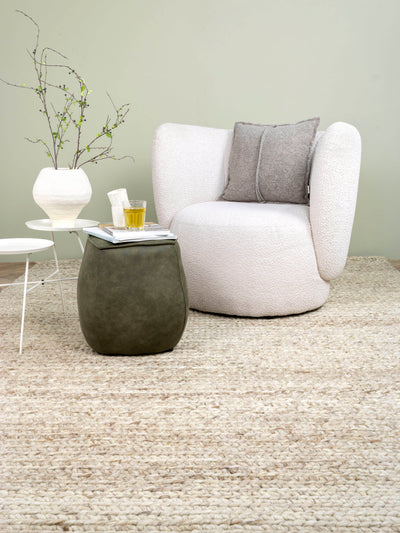 Beige gemêleerd vloerkleed in een zithoek met een lichte fauteuil